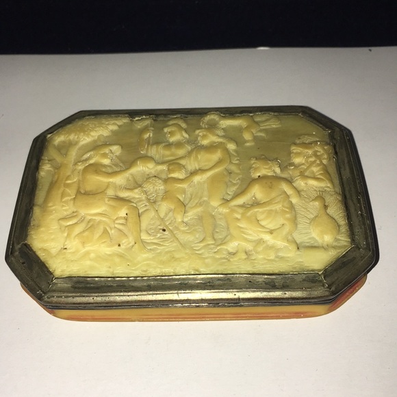 Japanese export carved ivory Dynasty box (1644)